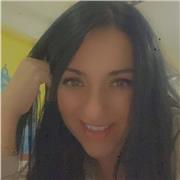 Madrelingua impartisce lezioni di lingua inglese ad alunni di scuola elementare e media sia in presenza che online